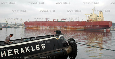 Gdynia. Gigatyczny statek bandery liberyjskiej "FRONT...