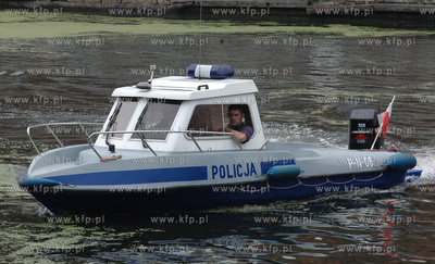 Motorowka policyjna podczas partolu na Motlawie.
28.07.2006
fot....