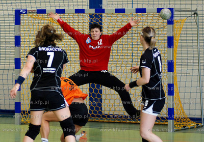 Hala MOSiR w Rumi. Play-offy w ekstraklasie pilki recznej...