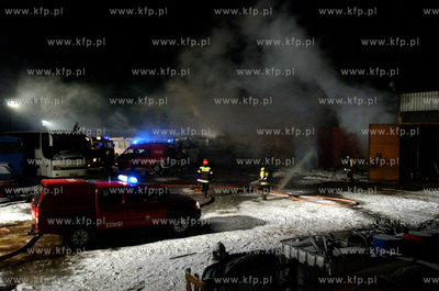 Dwa autobusy oraz hala warsztatowa nalezace do firmy...