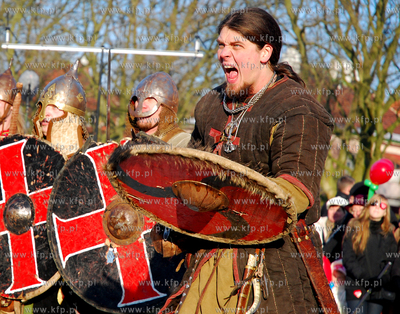 Final XVII WOSP rozpoczal sie w Szczecinie. Nz. wikingowie...