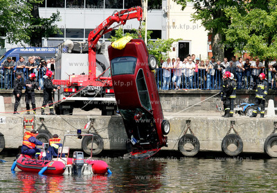 Szczecin. Od wczesnych godzin rannych sluzby ratownicze...