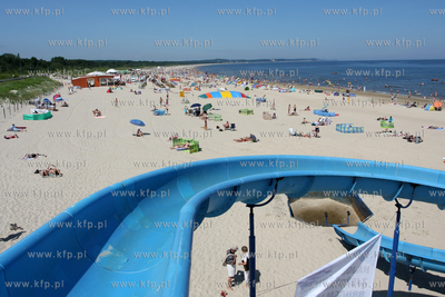 Swinoujsciu. Sloneczna pogoda sprzyja plazowaniu i...