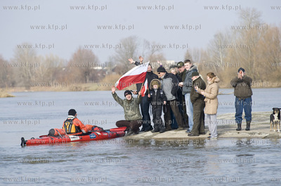 Podroznik Marek Kaminski podczas kajakowego splywu...