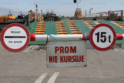 Podniesiony poziom wody przy przeprawie promowej w...