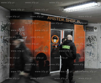 Policjanci asystuja inspektorom sanepidu  przy zabezpieczaniu...