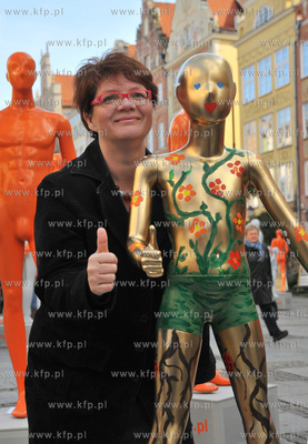 200 naturalnej wielkosci manekinow symbolizujacych...