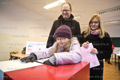 Wybory samorzadowe 2010. Lokal wyborczy  w budynku...