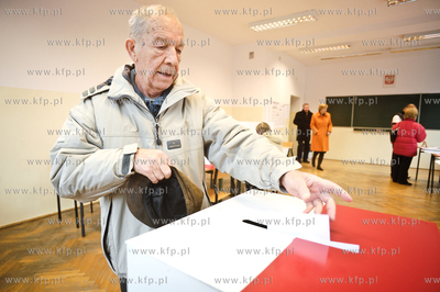 Wybory samorzadowe 2010. Lokal wyborczy w budynku Zespolu...