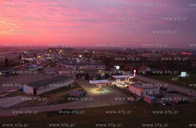 Zachod slonca nad Lotniskiem Gdansk im. Lecha Walesy.
25.11.2011
fot....