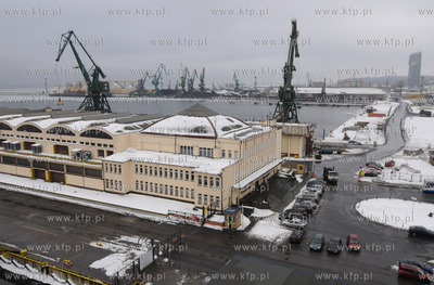 Zima w gdynskim porcie. Nz. Budynek dawnego Dworca...