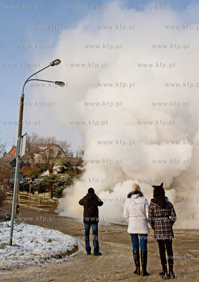 Pekniecie rury cieplowniczej w Gdansku na ul. Pana...