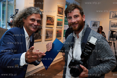Laureat wyroznienia prezentacja zdjec na pokonkursowej...