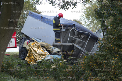 Stara Dabrowa na krajowej 6. Volkswagen Golf zderzyl...
