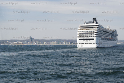 Gdynia. Rejs powitalny pierwszego w tym sezonie statku...