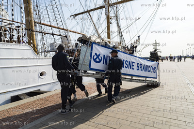 Brazylijska fregata Cisne Branco wpływa do Nabrzeża...