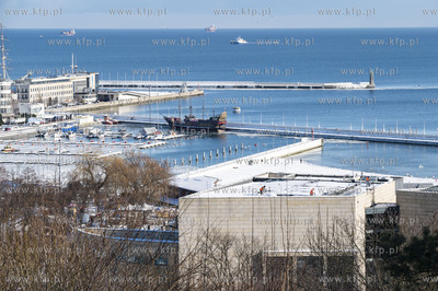 Gdynia. Zimowy widok z Kamiennej Góry. Odśnieżanie...