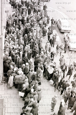 Kolejka po chleb przed Wielkanoca do piekarni Pellowski...