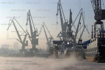Nabrzeze przy Stoczni Polnocnej w Gdansku. w Tle dzwigi...