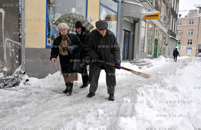 Gdansk. Roman Klimarczyk odsnieza chodnik przed dawnym...