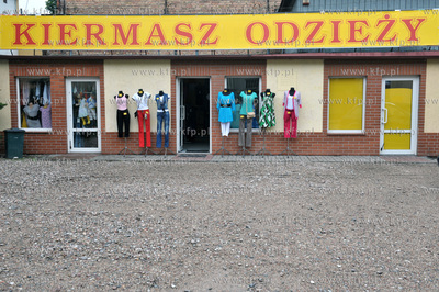 Sklep odziezowy w Leborku. 23.07.2011 Fot. Maciej Kosycarz...