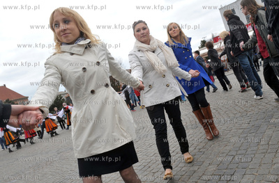 Gdansk. Targ weglowy. I Miejski Polonez Maturzystow....