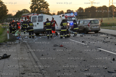 Wypadek czterech samochodow w tym ciezarowego i dostawczego...
