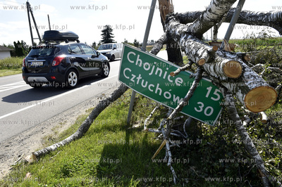 Rytel. Skutki wichury na Pomorzu. Znak drogowy przywalony...