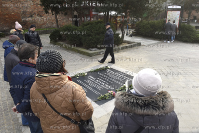 Mieszkańcy Gdańska składaja kwiaty i zapalaja znicze...