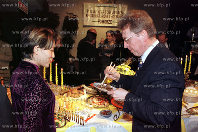 Antoni Szczyt uczy sie jesc paleczkami na otwarciu...