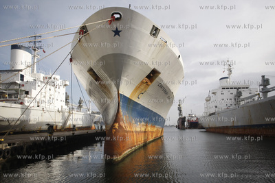 Gdynia. Stocznia Marynarki Wojennej. 28.10.2010 fot....
