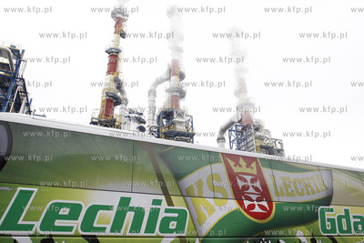 Pilkarze Lechii Gdansk odwiedzili gdanska rafinerie....