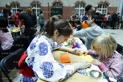 Akcja skladania zurawi origami w intencji mieszkancow...