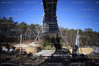 Sopot. Przygotowania do montazu powloki dachu na terenie...