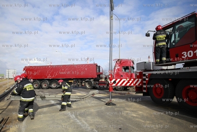 Przejazdowo. Zderzenie ciężarówek z czterema samochodami...