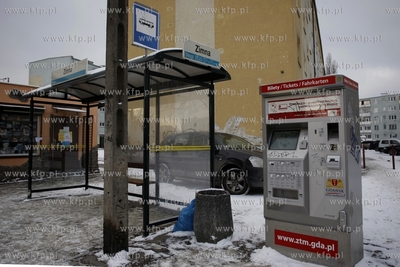 Automat biletowy na przystanku tramwajowym przy ul....