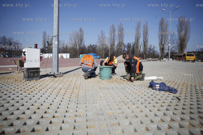 Gdansk. Przygotowania Placu Zebran Ludowych do pelnienia...