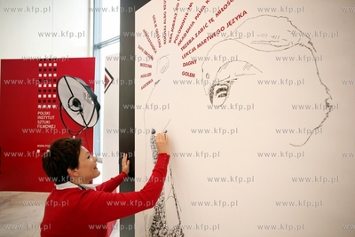 38 Gdynia Festiwal Filmowy. Stoisko PISF. Nz. portretowanie...