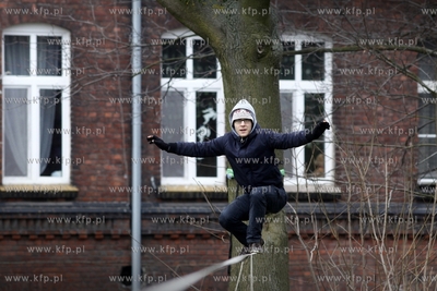 Kuba Siwiecki trenuje slackline, czyli chodzenia na...