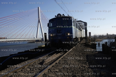 Kolejowy most obrotowy nad Martwą Wisłą w Gdańsku.
17.02.2015
fot....
