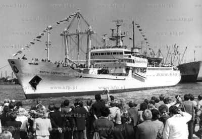 Polski statek badawczy " Antoni Garnuszewski "w gdynskim...