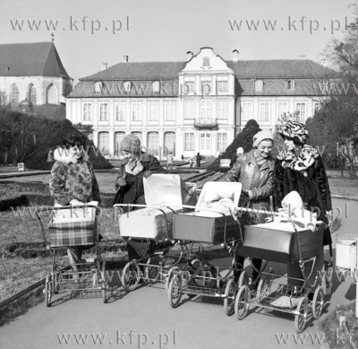 Matki z wozkami spaceruja po parku oliwskim w Gdansku...