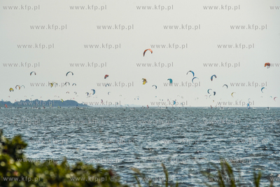 Kitesutfing na wodach Zatoku Puckiej w okolicy Chałup....