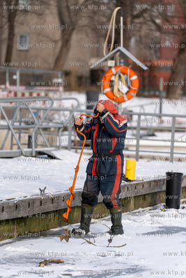 Wędkarstwo podlodowe w Gdańsku na skutej lodem Motławie...