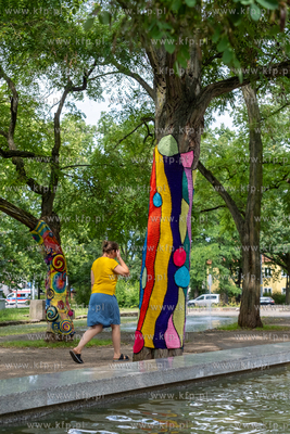 Gdańsk, Strzyża. Plac Gen. Maczka. Nz. Drzewa ozdobione...
