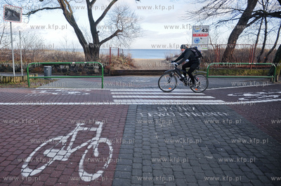 Sopot. Sciezka rowerowa biegnaca w zdluz plazy 09.12.2011...
