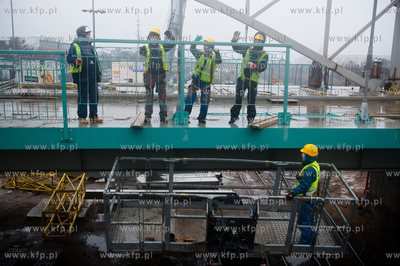 Gdansk. Montaz kolejnych czesci wiaduktu nad torami...