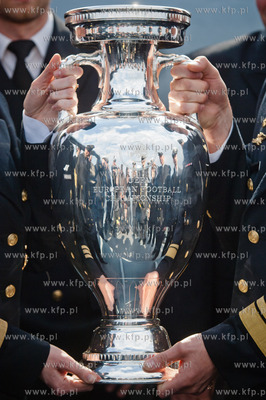 Marynarze okretu rakietowego ORP Orkan transportuja...