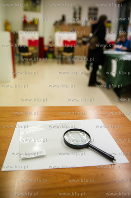 Gdansk. Jasien. Gimnazjum nr 48. Obwodowa komisja wyborcza...