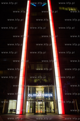 Gdansk. Budynek Olivia Tower oswietlony w bialo - czerwone...